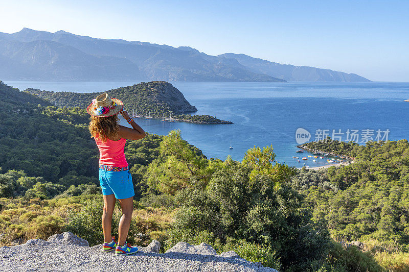 女游客眺望着海湾。来自Ölüdeniz, Fethiye，土耳其。